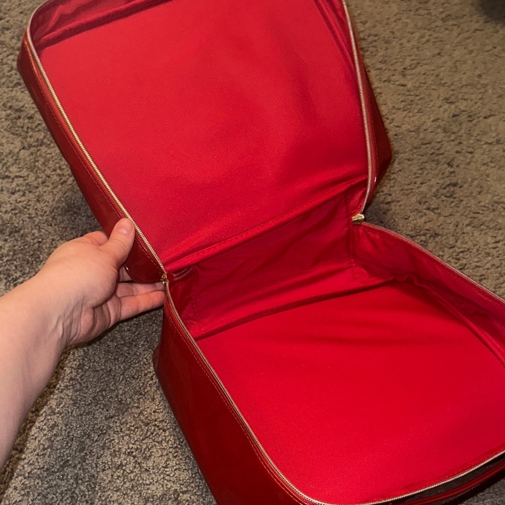 Glossy red Estee Lauder makeup bag - Picture 5 of 5